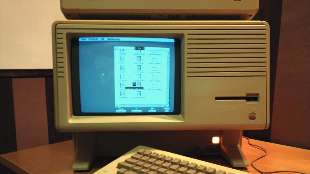 Der Apple Lisa von 1983, war einer der ersten Personal Computer, der über eine Maus und ein Betriebssystem mit grafischer Benutzeroberfläche verfügte.