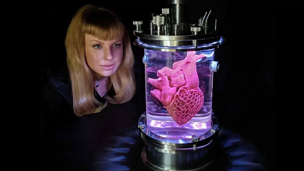 Die Künstlerin Amy Karle mit einer Skulptur eines menschlichen Herzens, welche im 3D-Druck-Verfahren erzeugt wurde. Beim 3D-Druck kommt man ohne höhere Mathematik nicht aus.